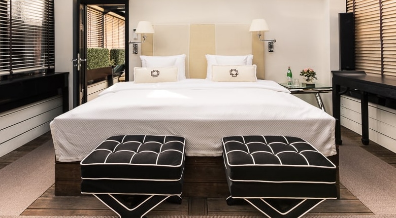 Hotel Heidelberg Suites Sky Suite Design Zimmer mit Glasdach & Schloss Blick